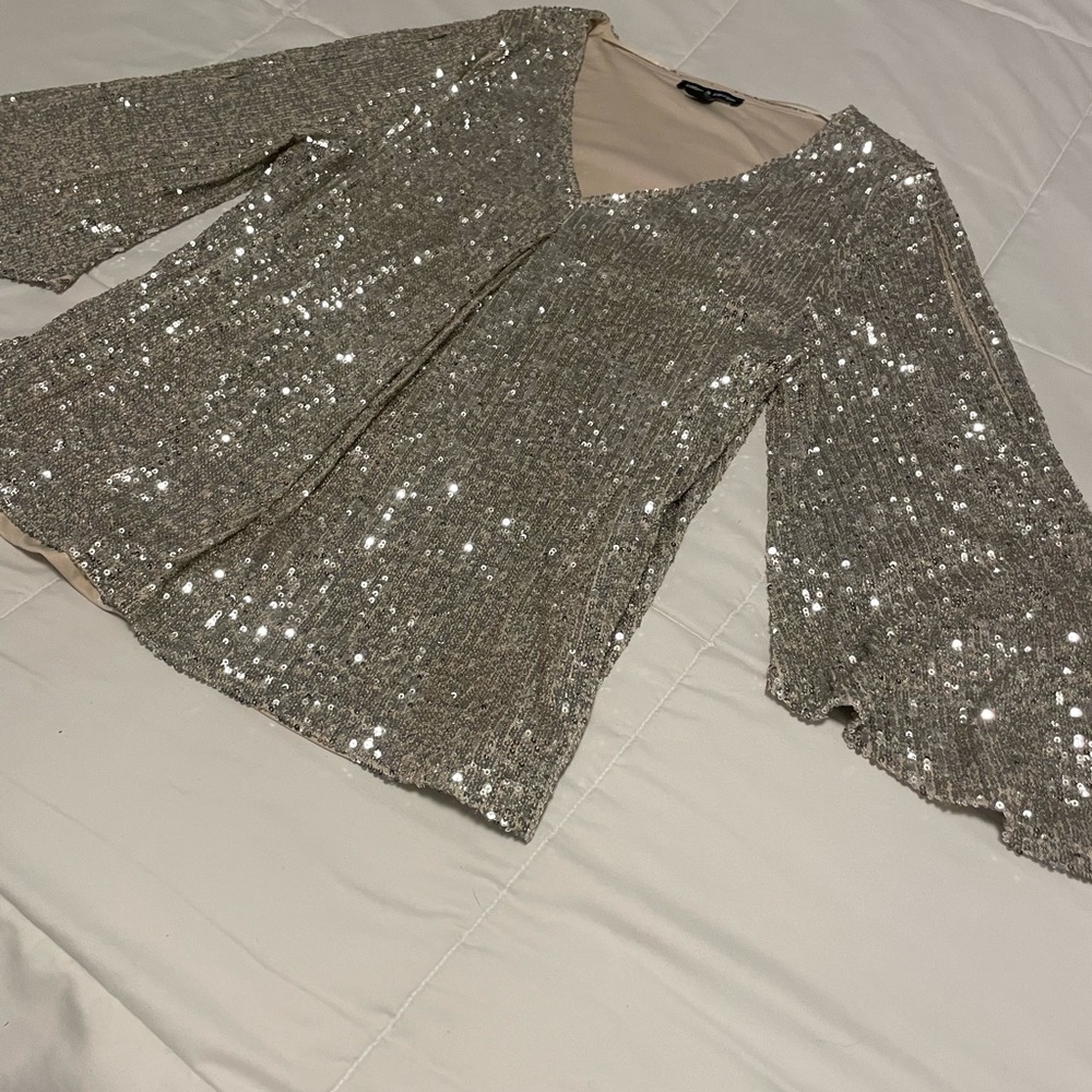 Silver sequin long sleeve v-neck top - peekaboo shoulder/upper arm. XL. Fun!